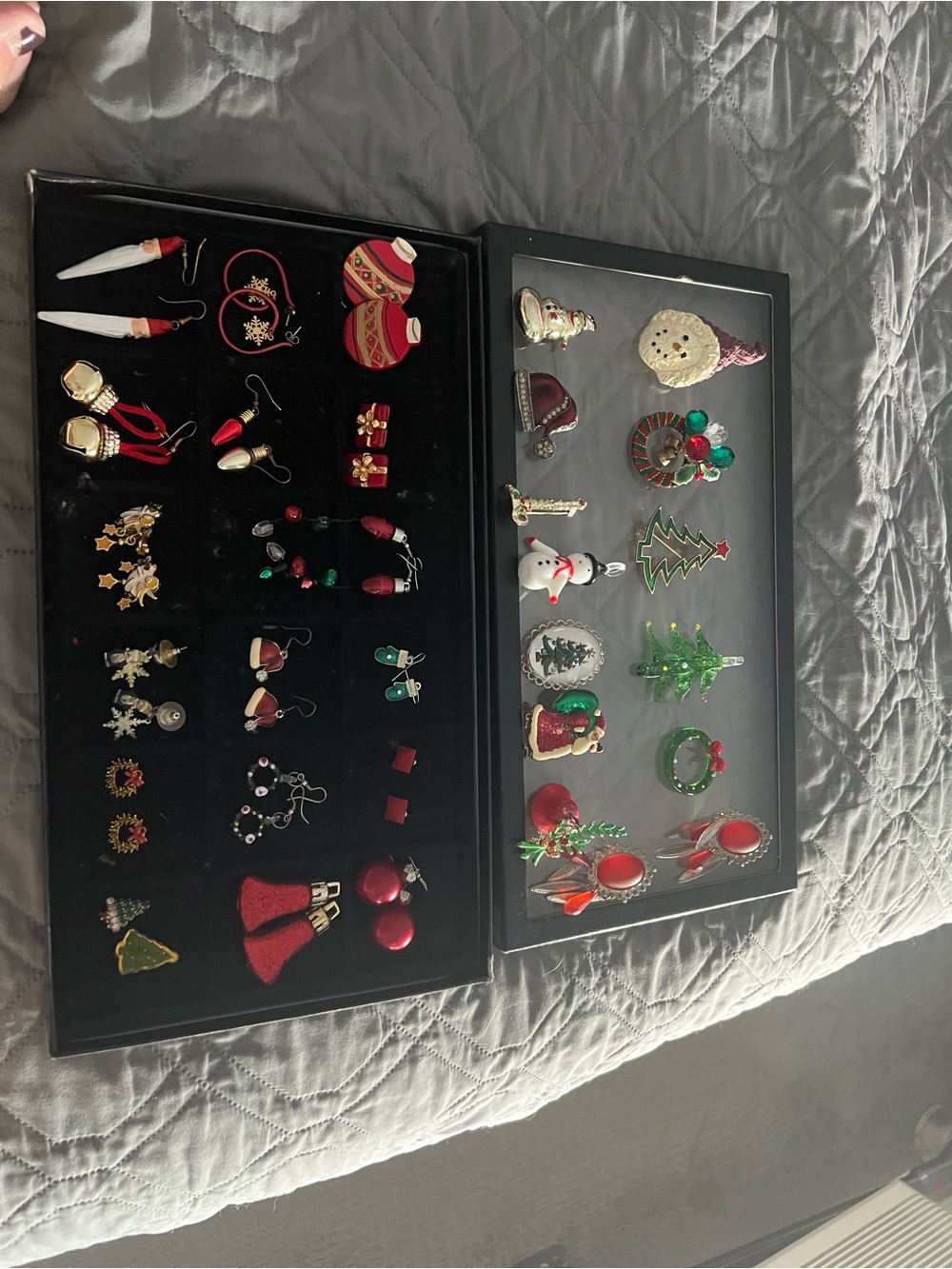 Holiday-Themed Women’s   lot  30 jewelry Sets
